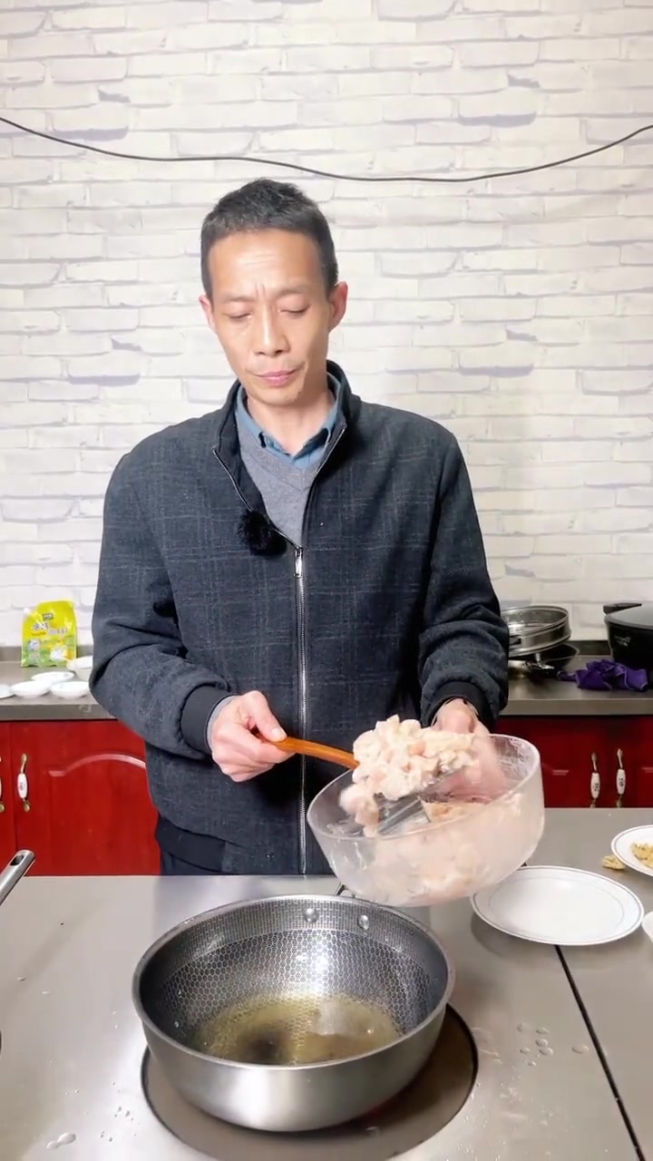 传统名菜“酱爆鸡丁”十分的话，您给这个菜打几分？