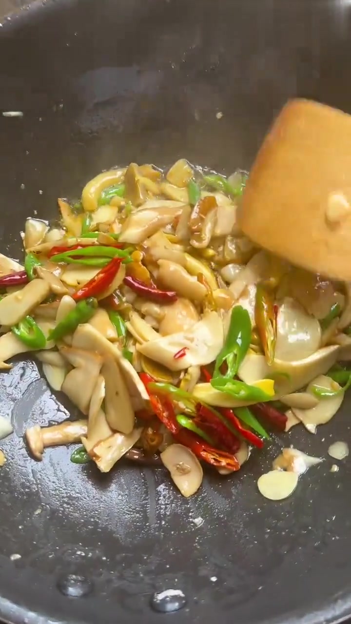 云南人是怎么炒野生菌的，每一步都很关键