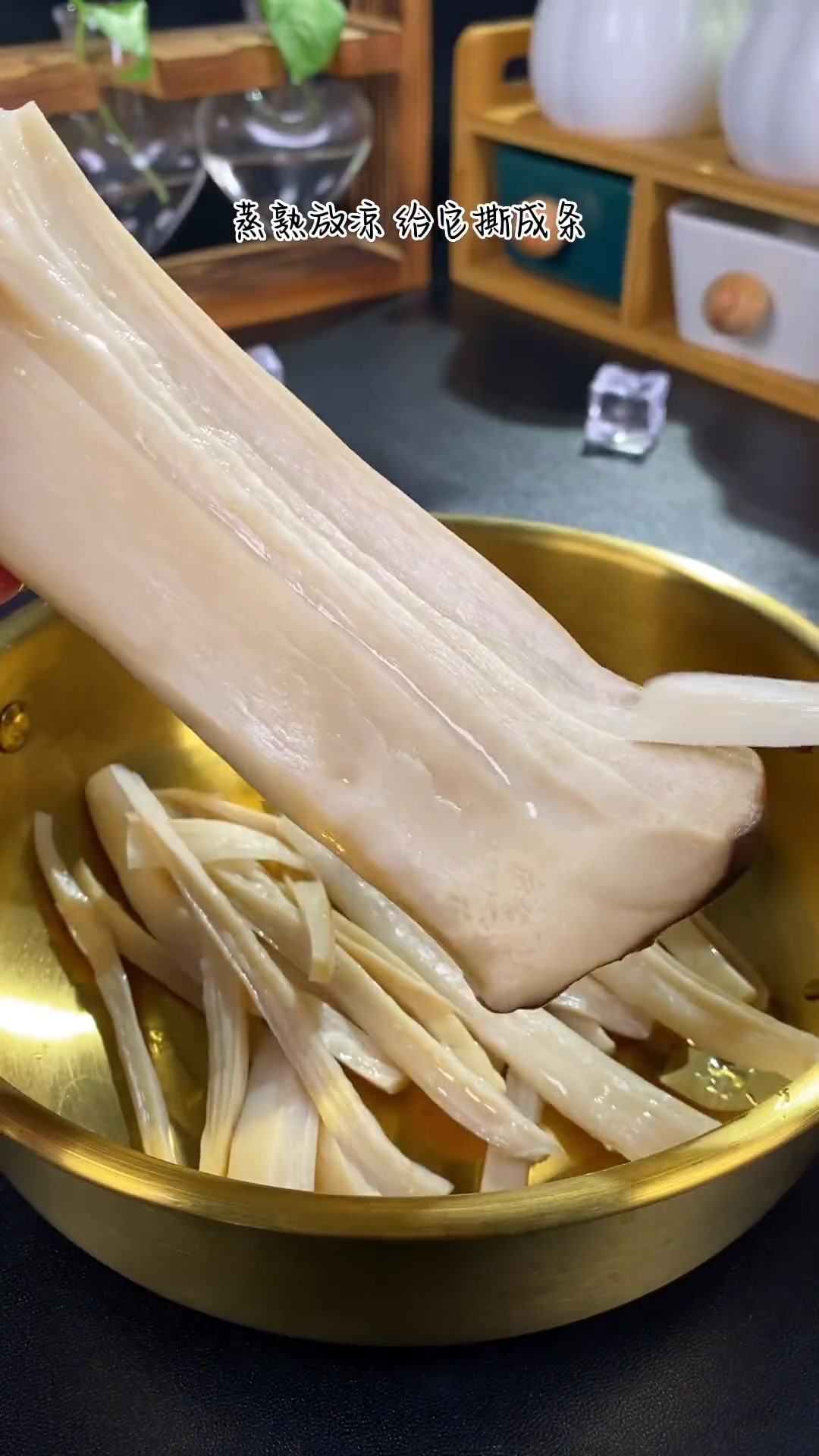 凉拌刀削面，这绝对是能大口大口吃的面！你吃到撑都不会胖！