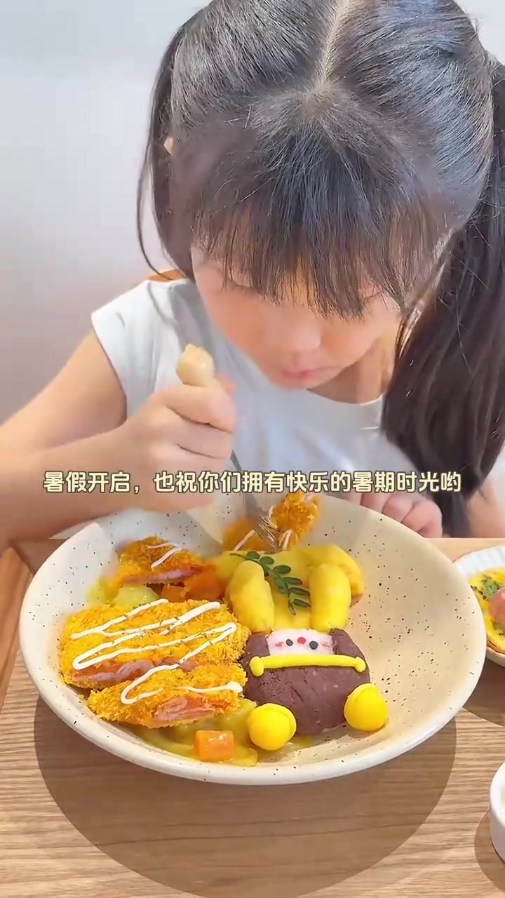 小朋友午餐芝士玉米咖喱鸡排饭福鼎肉片，小朋友放暑假