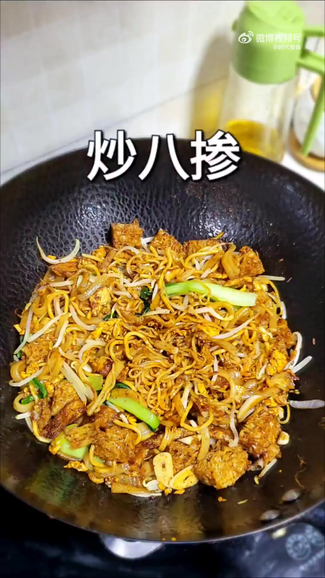 近日,河南郑州。知名美食博主 特别乌啦啦 来品尝过郑州小店的抄八掺之后,小店每日每夜排队人