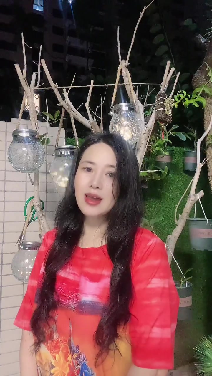 俺家小院站在鱼池边高歌感觉很好