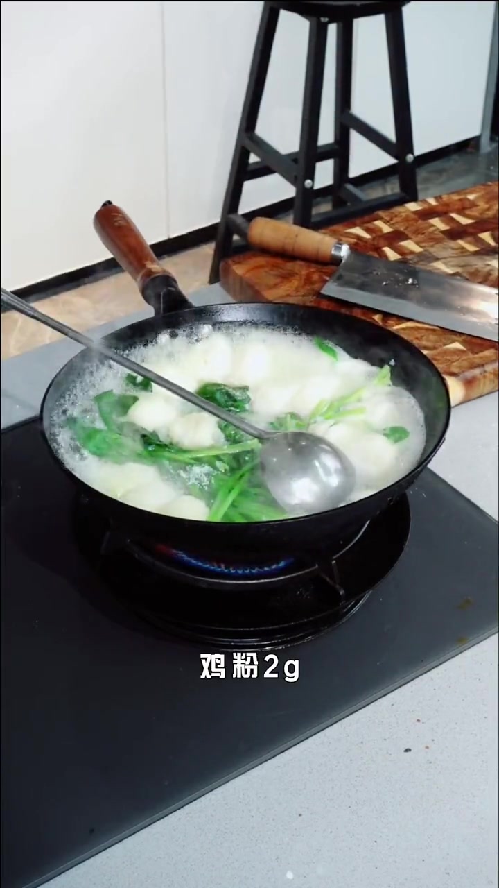 菠菜鱼丸汤,鱼丸洁白晶亮,吃起来滑润清脆