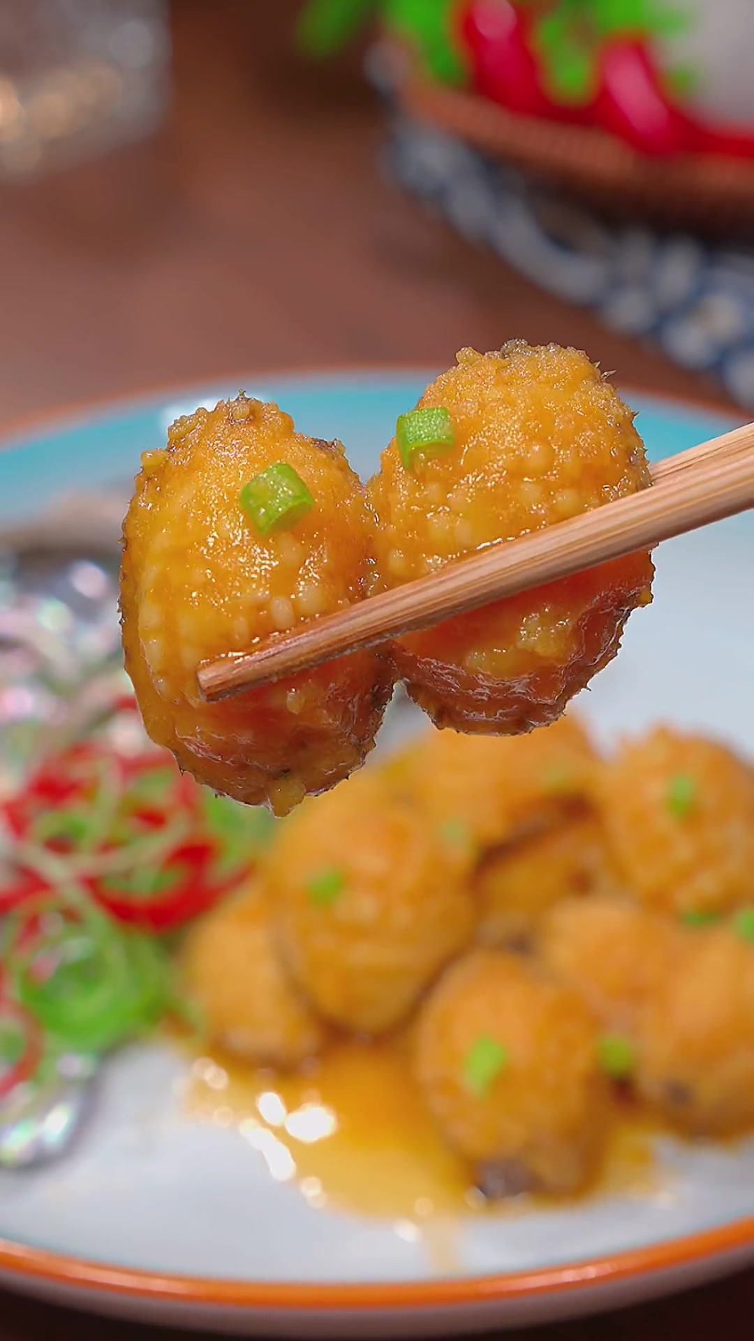 金沙鲍鱼，咸蛋黄沙沙的口感包裹着鲍鱼上，咸香味美，鲜嫩多汁，真的太好吃了