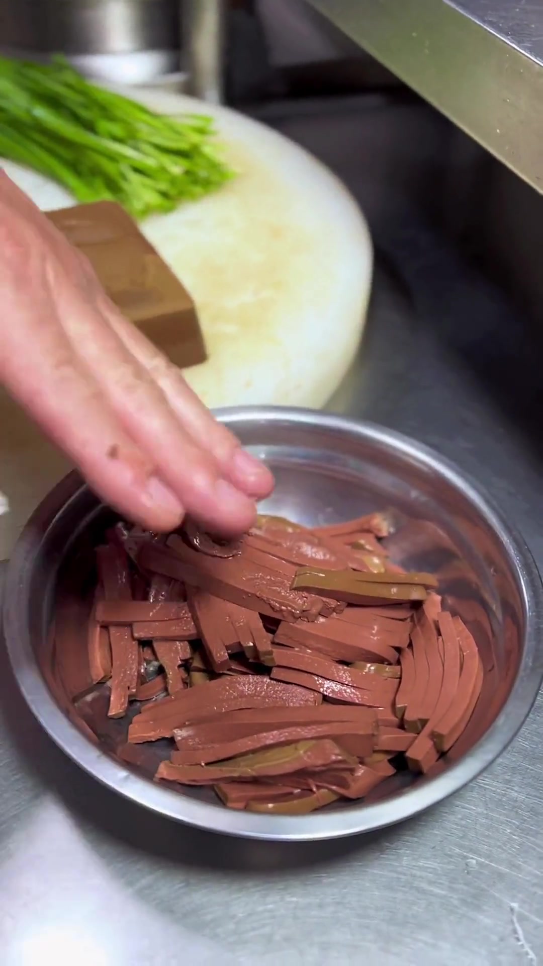 超简单！韭菜炒鸭血教程来啦