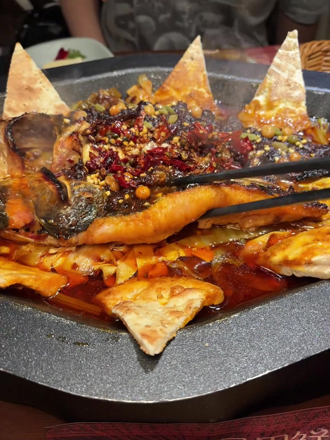 武汉这口馕坑烤鱼好吃到让人香迷糊!