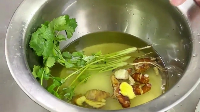 湛江最地道的肉熟骨生白切鸡做法教程来了！