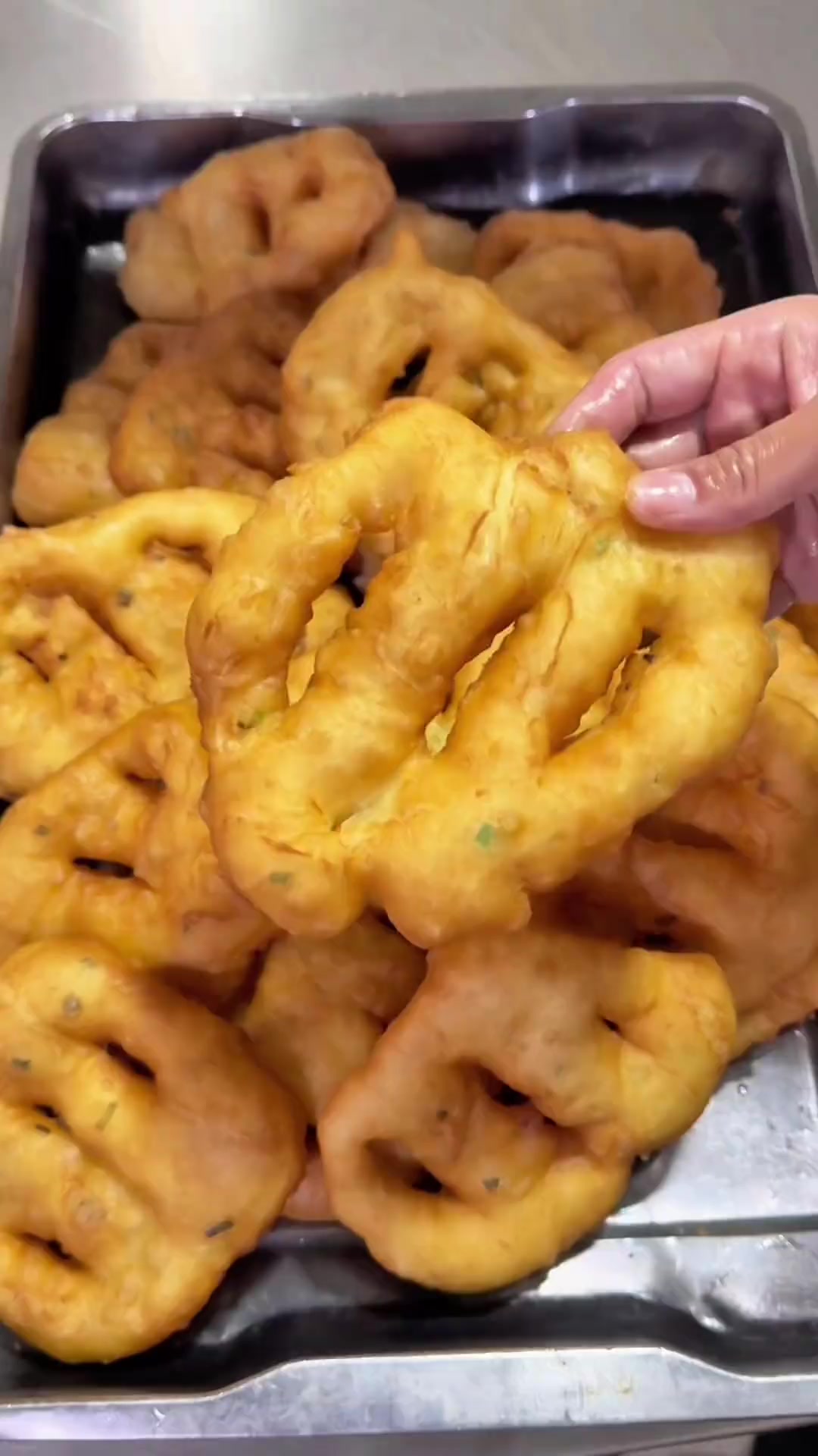 学会这个葱花炸油饼，比早餐店还好吃！