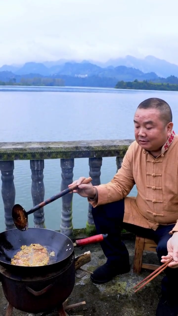 湘西万物皆可酸,今天炒一道苗家酸鱼,不知道你喜欢不喜欢吃,反正我是喜欢吃