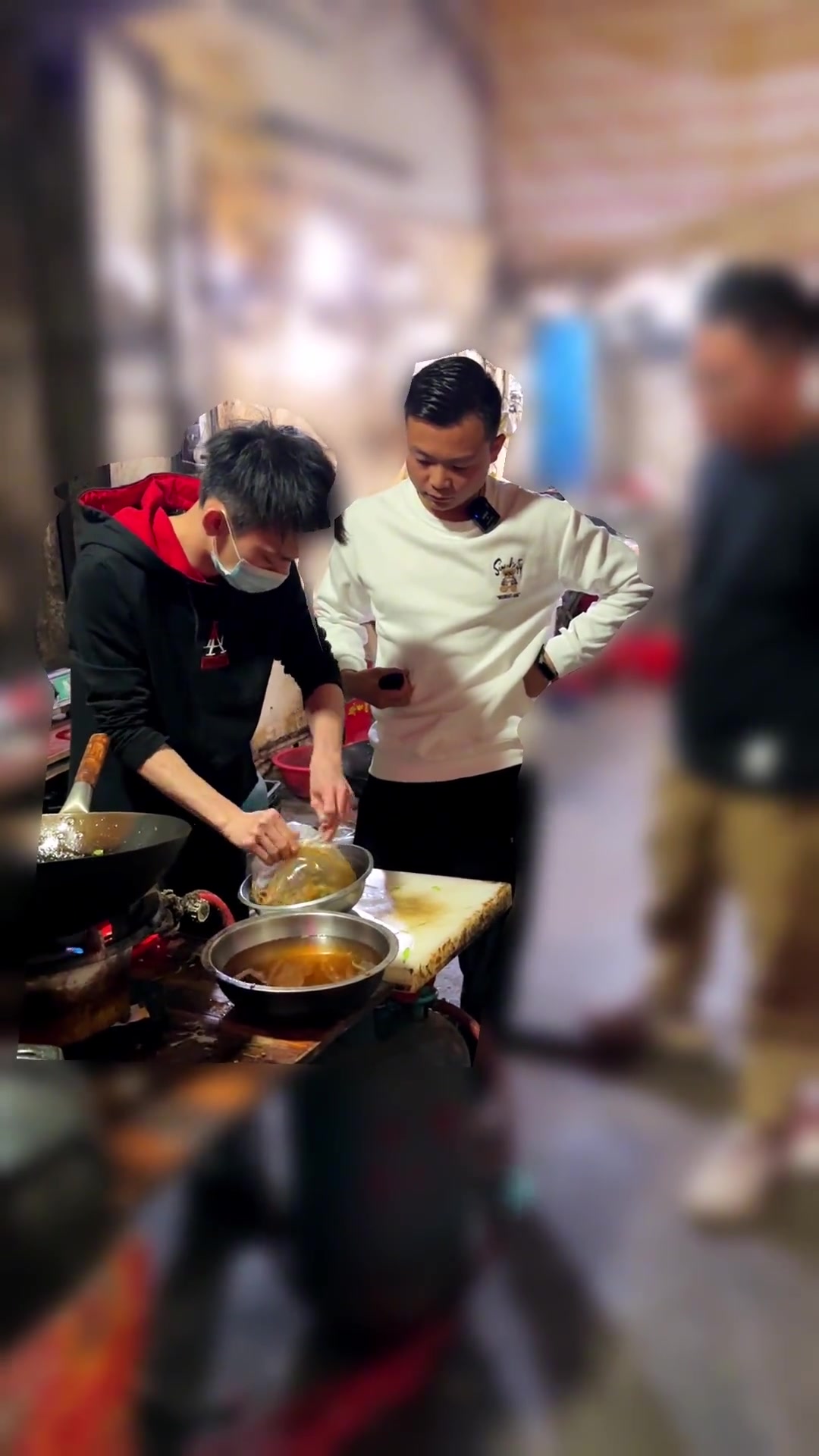 小伙伴们吃过汕头谷饶这家20多年的无名店吗?爆炒水鸡味道还不错