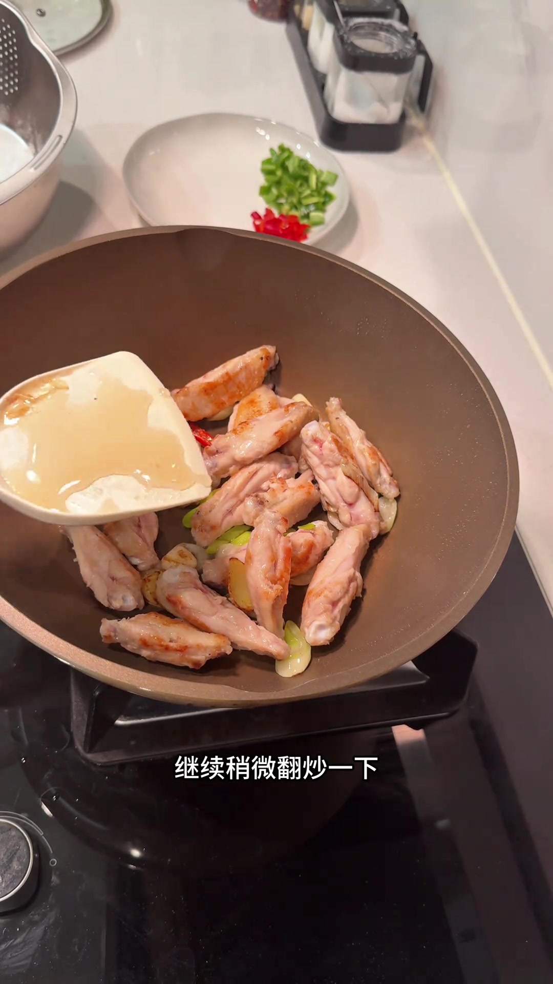 辣椒炒鸡翅汤汁拌饭香！鸡翅煎透无异味