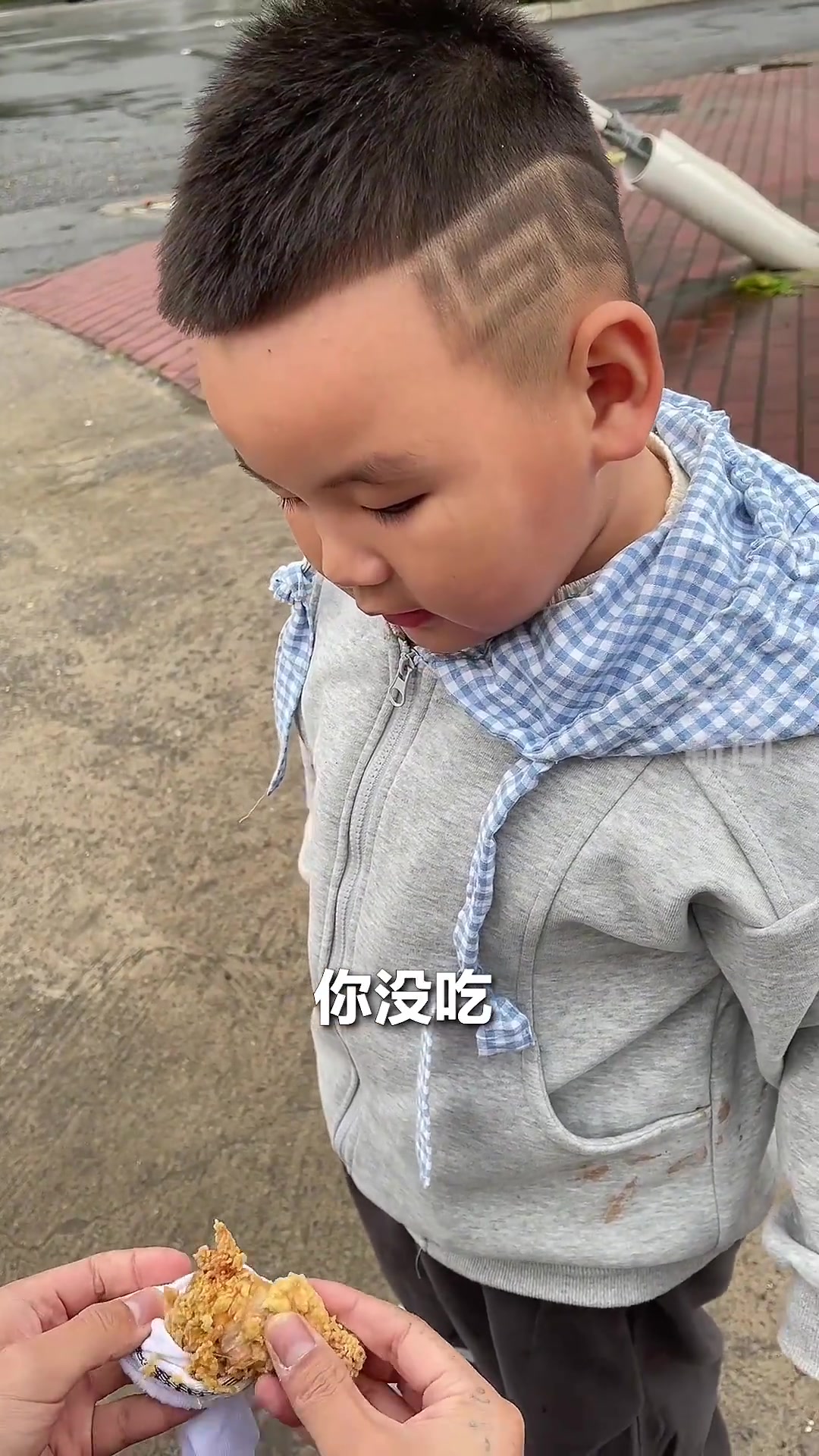 近日,河南三岁小孩哥舍不得吃幼儿园的鸡腿,用自己的袜子包好带给爸爸妈妈。网友:快吃,别寒了