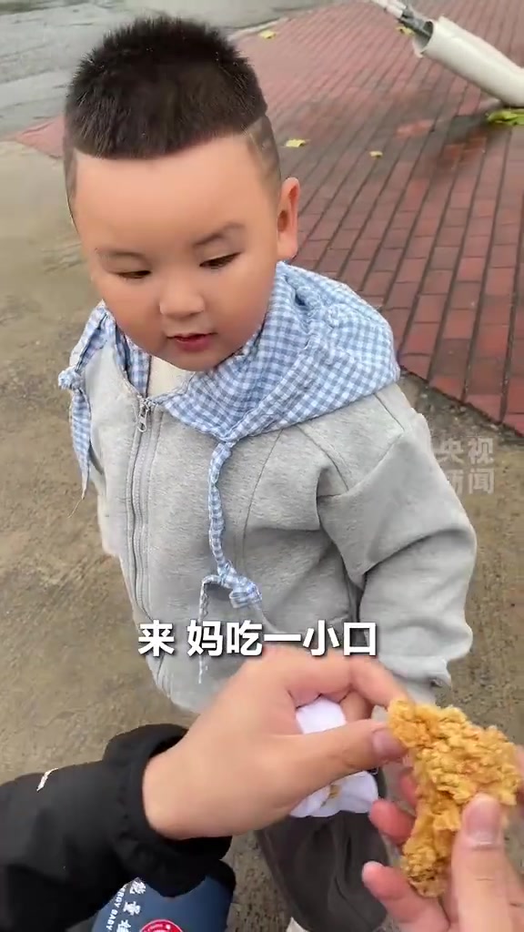 三岁小孩哥舍不得吃幼儿园的鸡腿，专门用袜子包好后带给爸爸妈妈吃……网友：小孩的爱，清澈纯粹