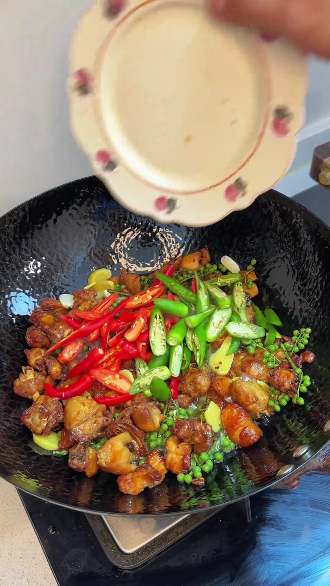 浪漫的不一定是花,也可以是做的一顿饭麻辣鲜香的椒麻鸡搭配百香果爆柠茶美滋滋