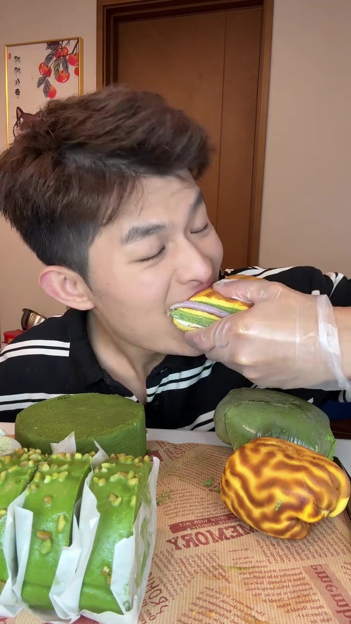 抹茶千层蛋糕超好吃，分享美食甜品体验