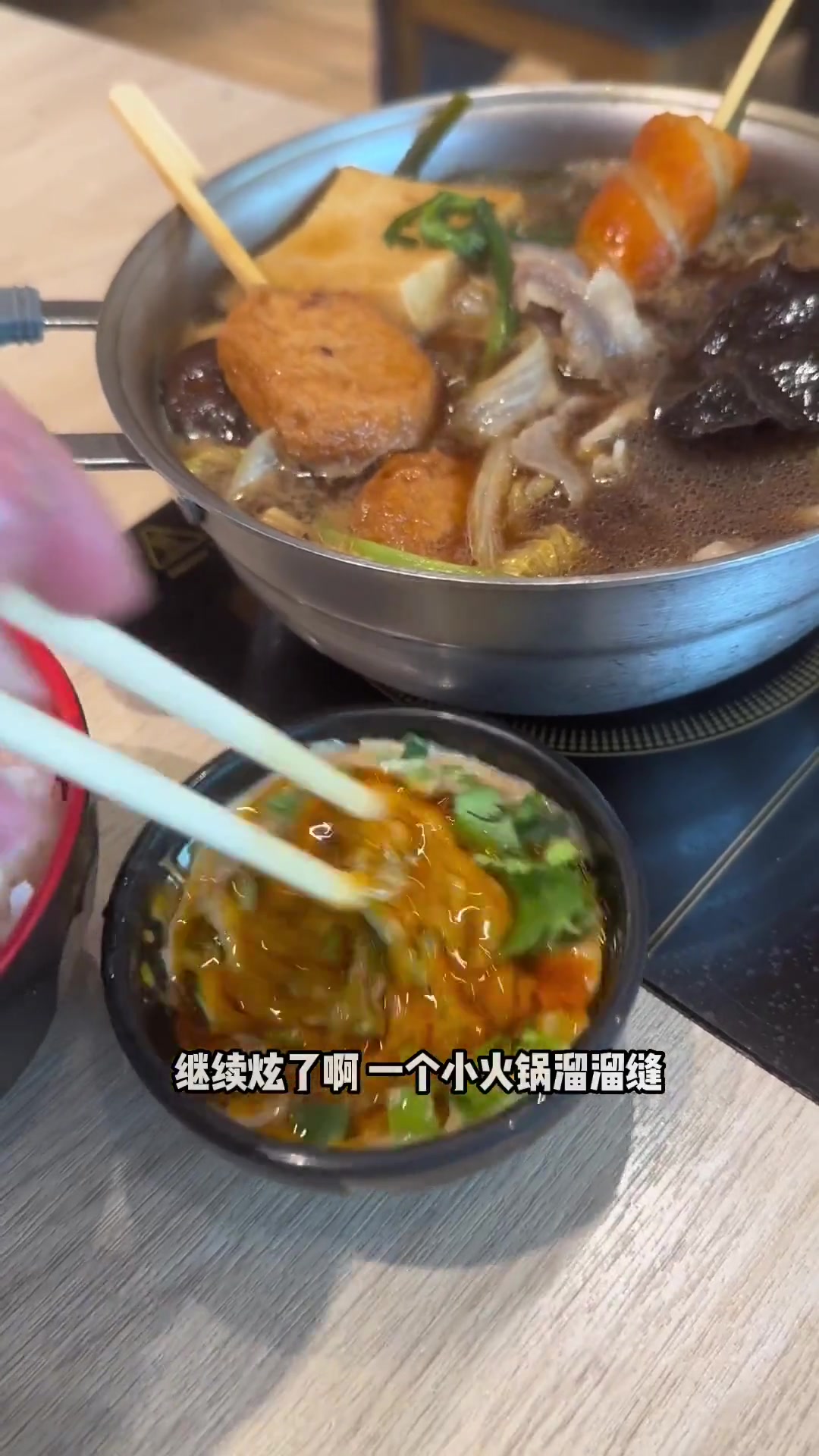 闺蜜好奇这个组合派我去试一试没想到啊松花蛋和卤肉饼竟然很配肉汁的香混合着皮蛋臭又嫩又滑又香