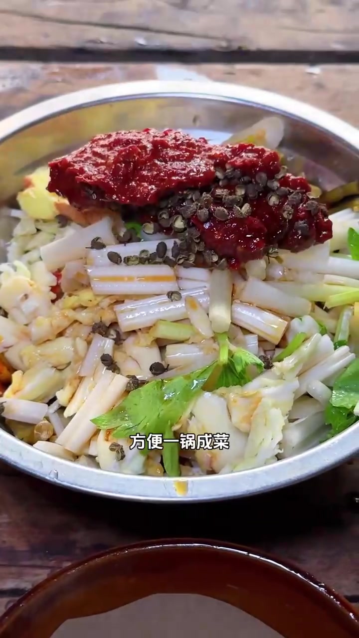 米饭吃腻了，换个口味，泡椒鸡杂盖米线。自己在家做吃个够