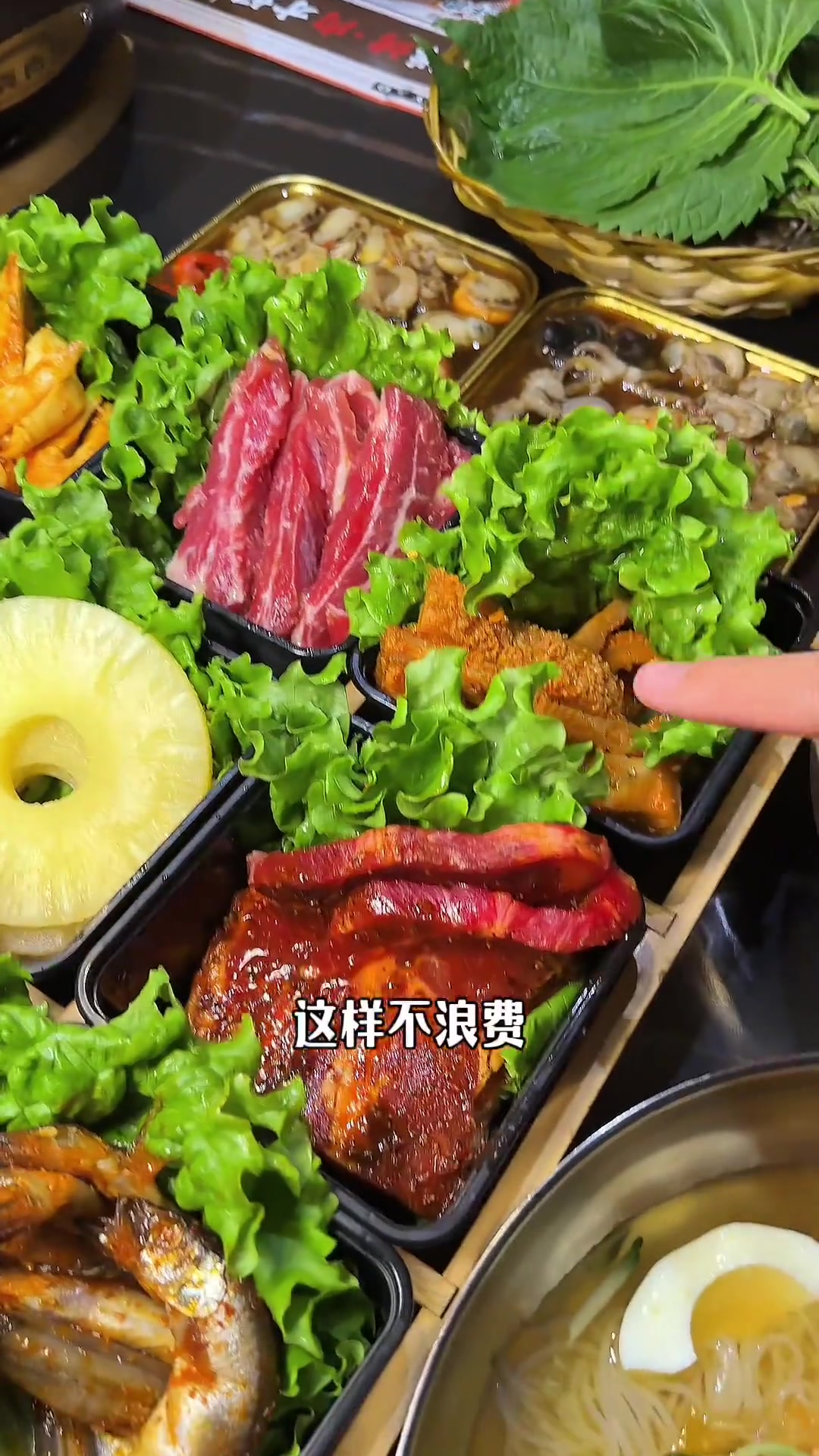 今天去尝尝东北烤肉,鲜肉鲜切,十来米长的大冰柜里面有几十种菜品,吃多少称多不浪费!