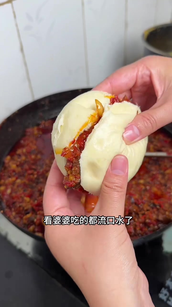 用昨天捡的辣椒做香辣牛肉酱，夹馒头超香！