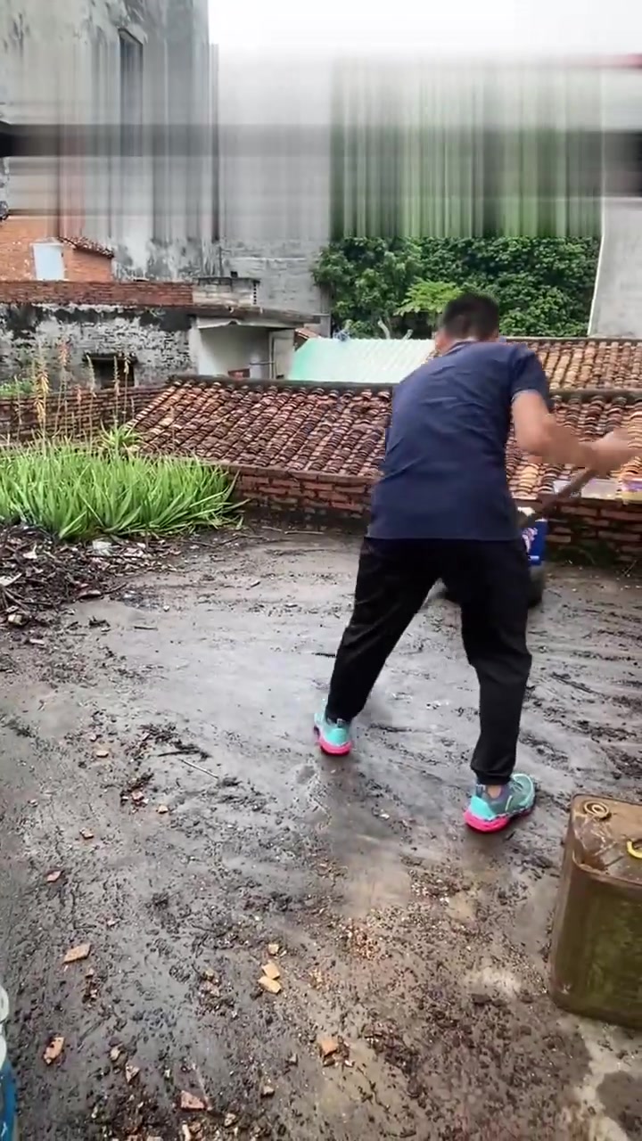 为了狗狗有个更好生长环境，我花了半天时间把邻居家的阳台清理干净了，狗狗也有活动空间，希望邻