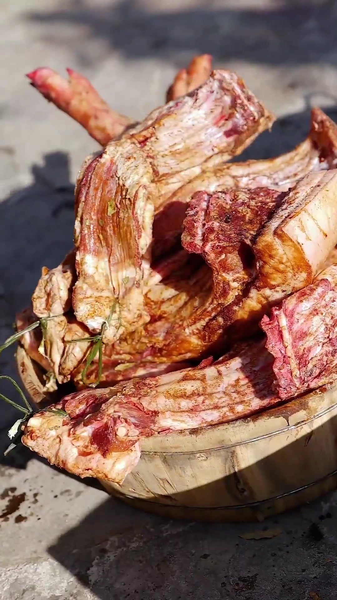 柏树枝熏腊肉，越熏越香