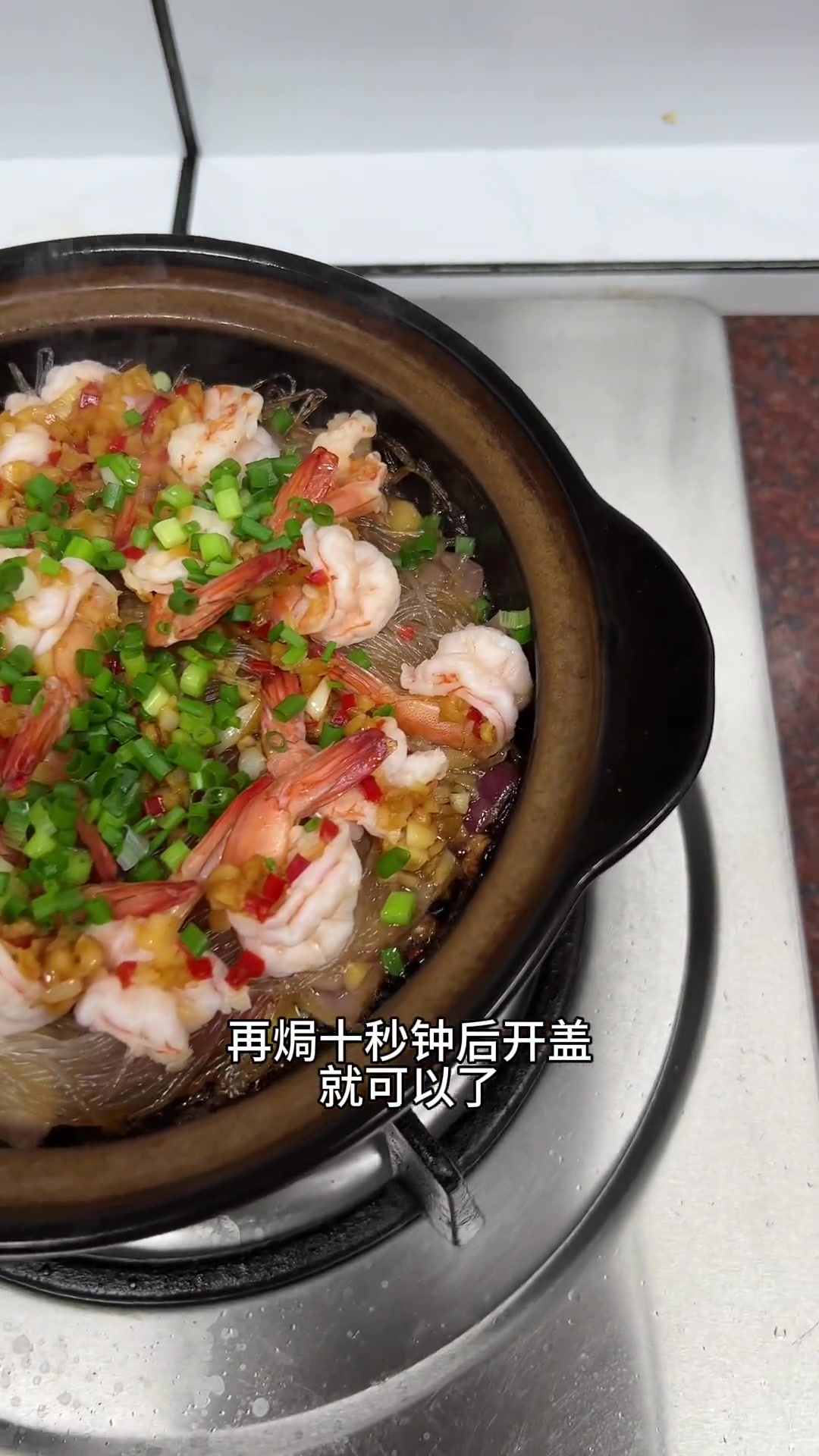 蒜蓉焗虾,虾肉口感Q弹,又有一股蒜香味,非常好吃