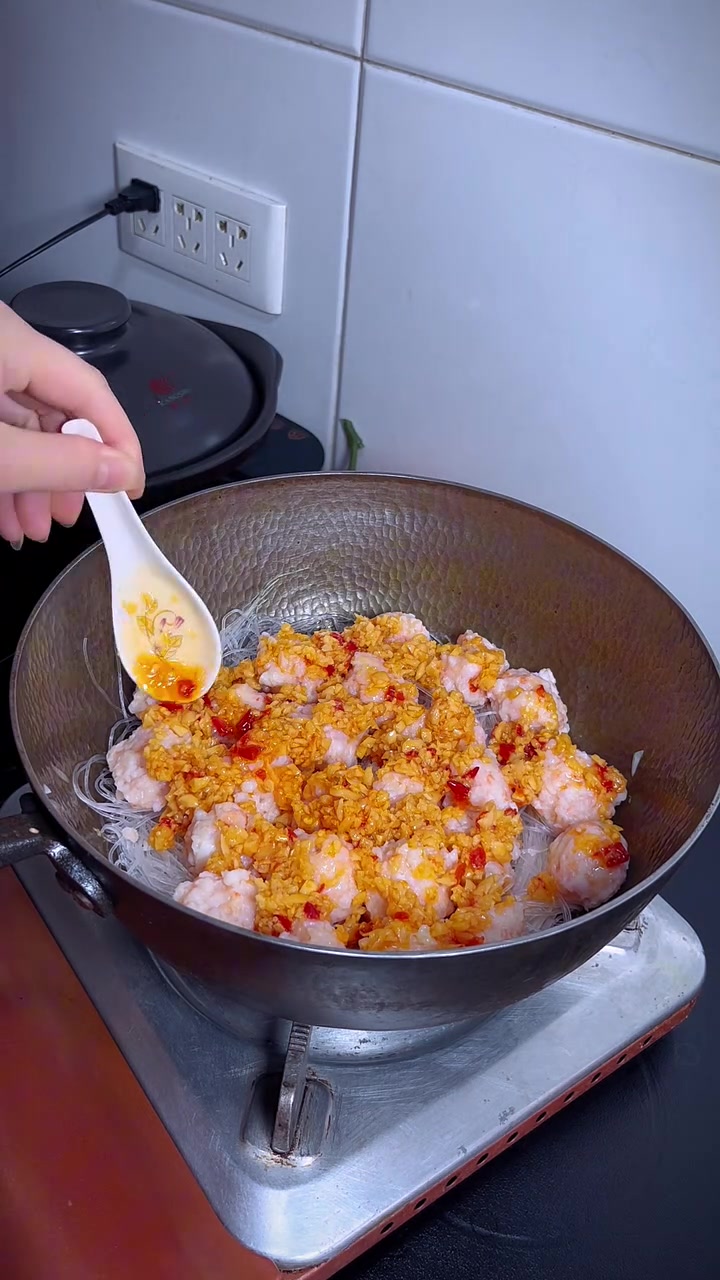 每次做这个 蒜蓉粉丝虾滑 全家人都抢着吃 虾滑蒜香浓郁 鲜嫩Q弹 巨好吃