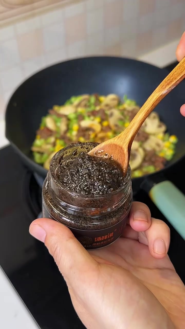 今天用世界三大美食之一的黑松露,做了小朋友爱吃的黑松露口蘑牛肉炒饭,口感惊艳,比在餐厅的还