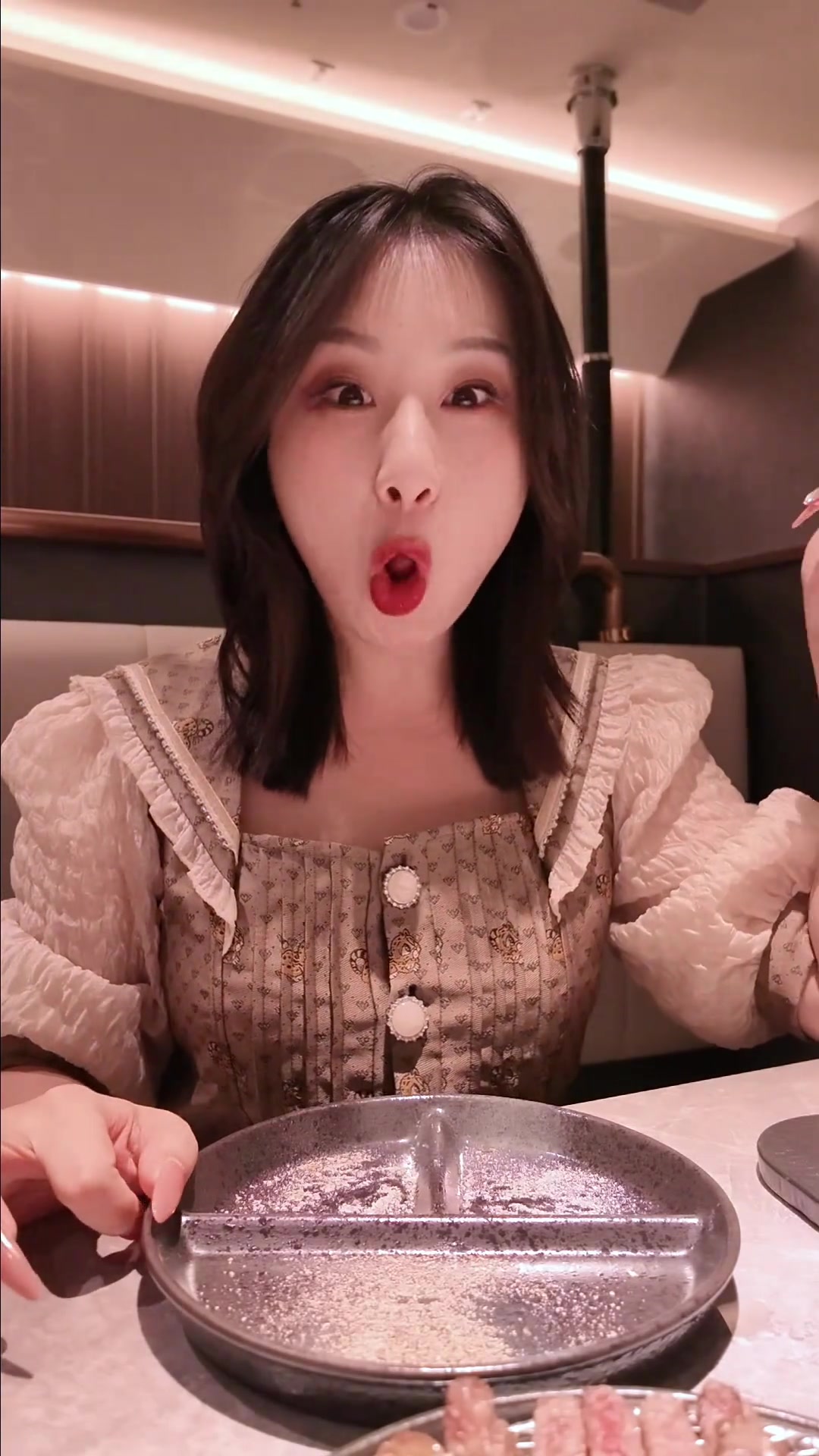 也太超前了,啥都能吃到!一整条的鲷鱼刺身,坐飞机来的干式熟成牛排,妈呀～～大馋丫头太欢乐了