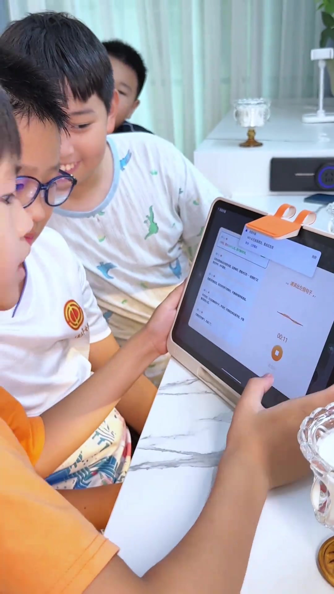 亲自做下午茶给孩子们吃