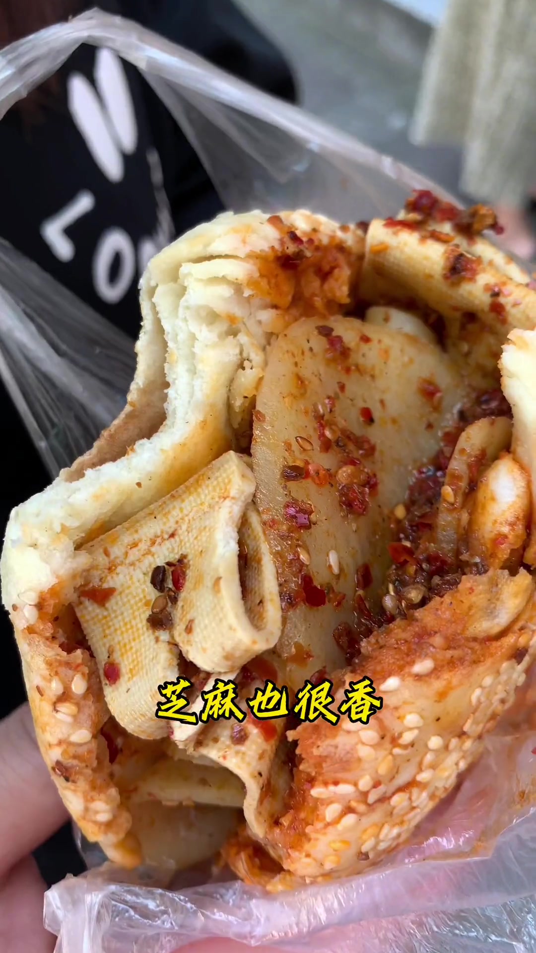 在陕西安康吃「老鼓楼麻辣烫夹馍」！
