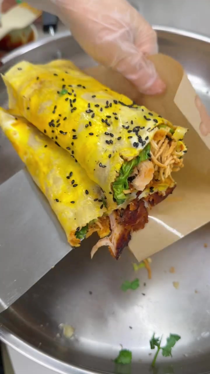 早餐的「煎饼果子」配「丝瓜馓子汤」受到全家好评,南瓜发糕也是超好吃