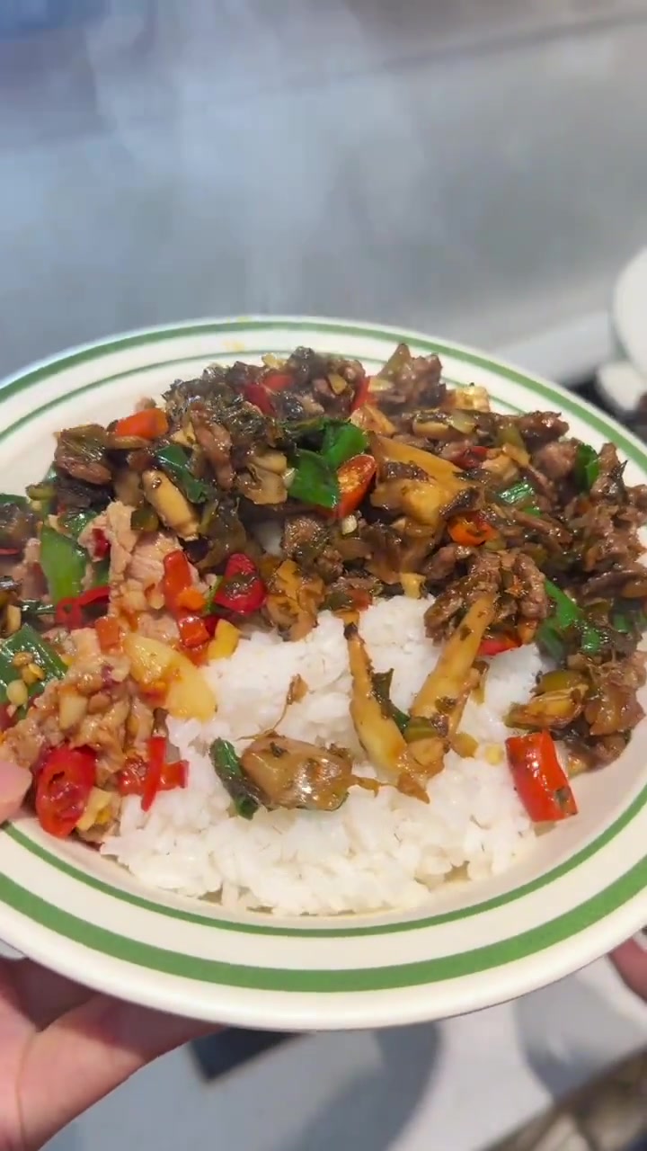 锅气满满的酸菜小笋来咯，妥妥的下饭菜，炒这个菜记得多煮点米饭