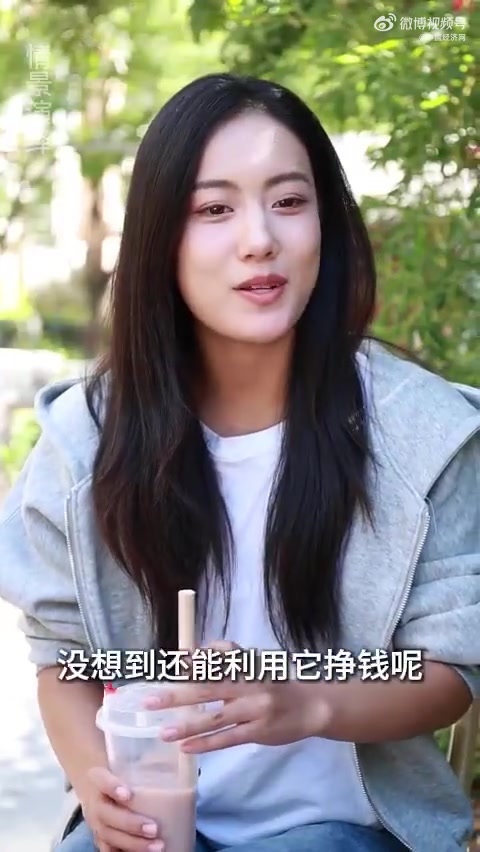 新婚的都市女性尤优,与好久不联络的大学好友姜艳见面,对方潇洒的生活令尤优羡慕不已。姜艳打开