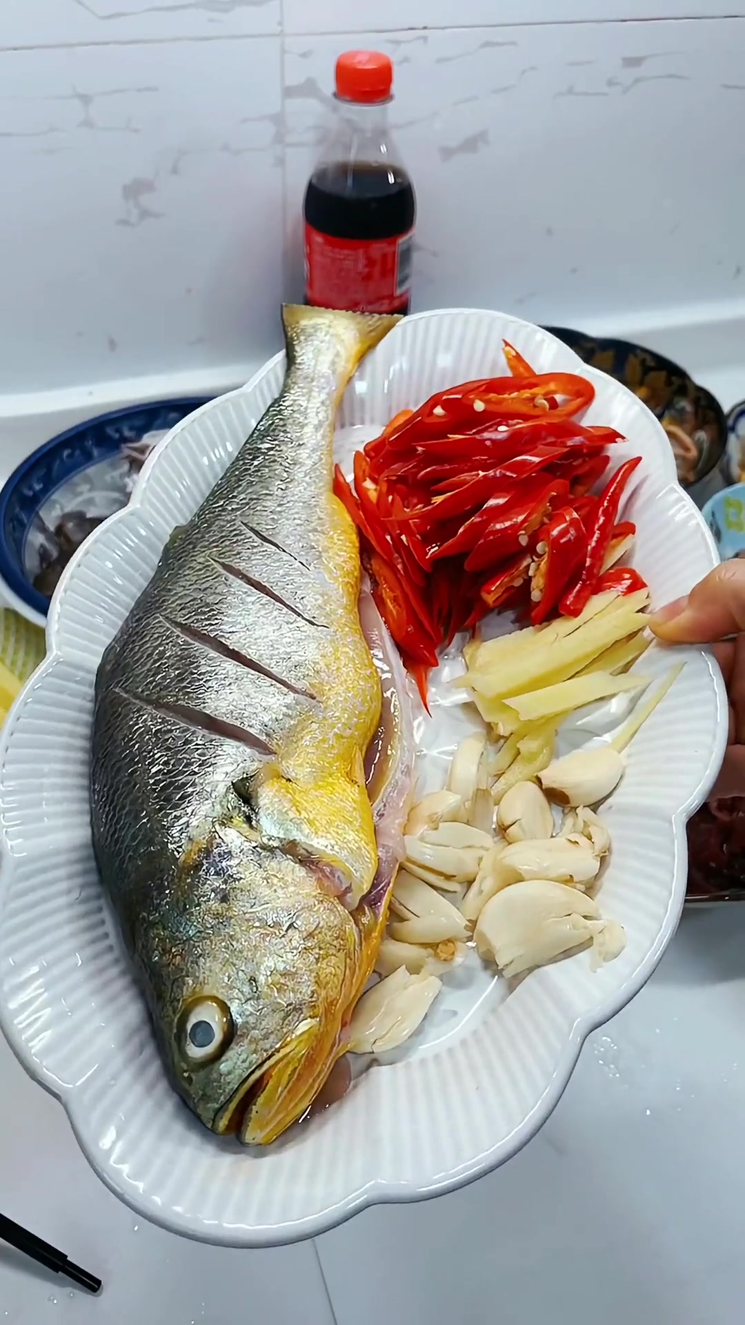 女宝在家过生日，自制慕斯蛋糕，炒家常菜全家乐