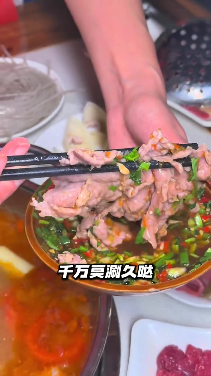 云阳爱吃牛肉的家人们有口福啦!98就能在城中城安排一顿地道的酸汤牛肉火锅!现切鲜牛肉,五荤