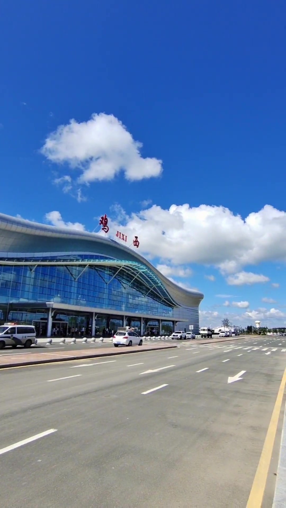 鸡西兴凯湖机场在鸡东，离兴凯湖100多公里