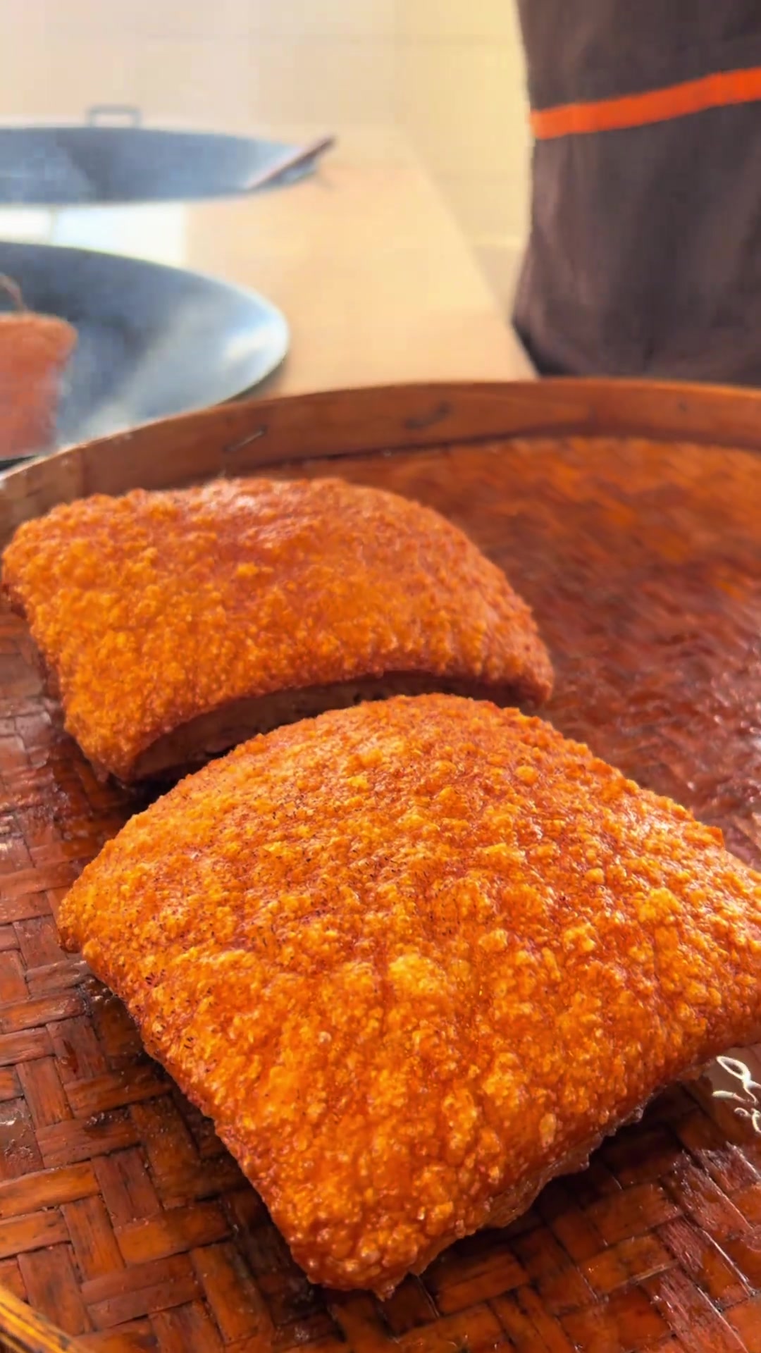 炸扣肉很多人一开始就做错,传统做法先抹盐再抹醋