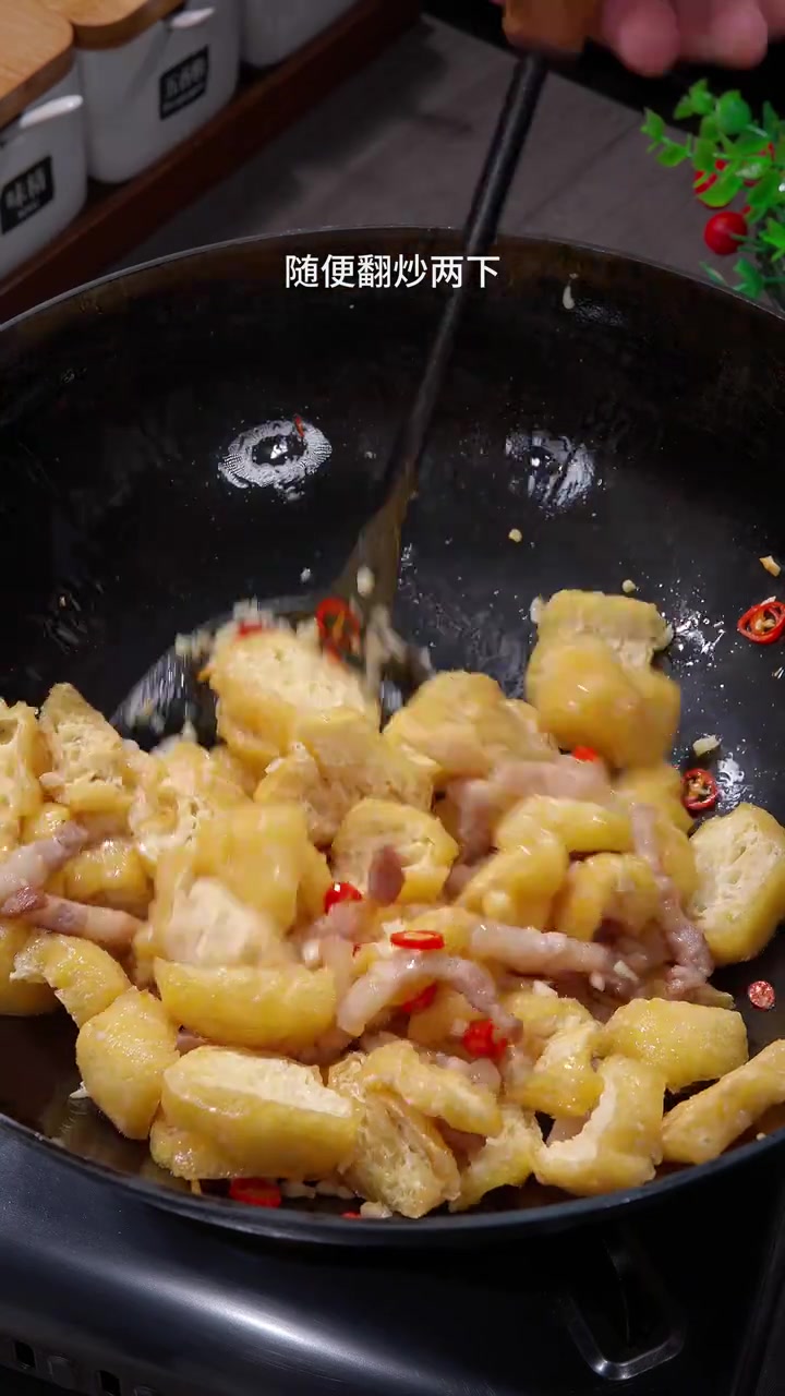 白菜油豆腐，又是一道好吃又简单的下饭菜，白菜烧油豆腐！