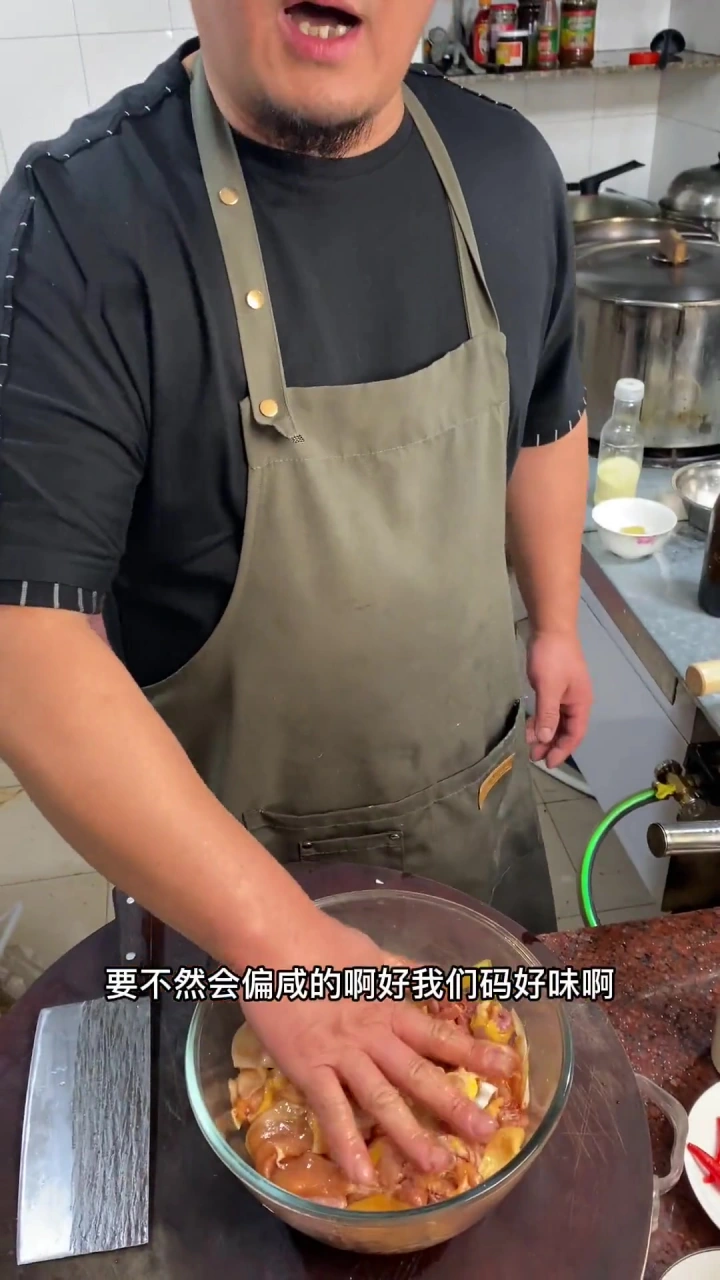 郝大厨演示烧鸡公做法，学会在家也能做！