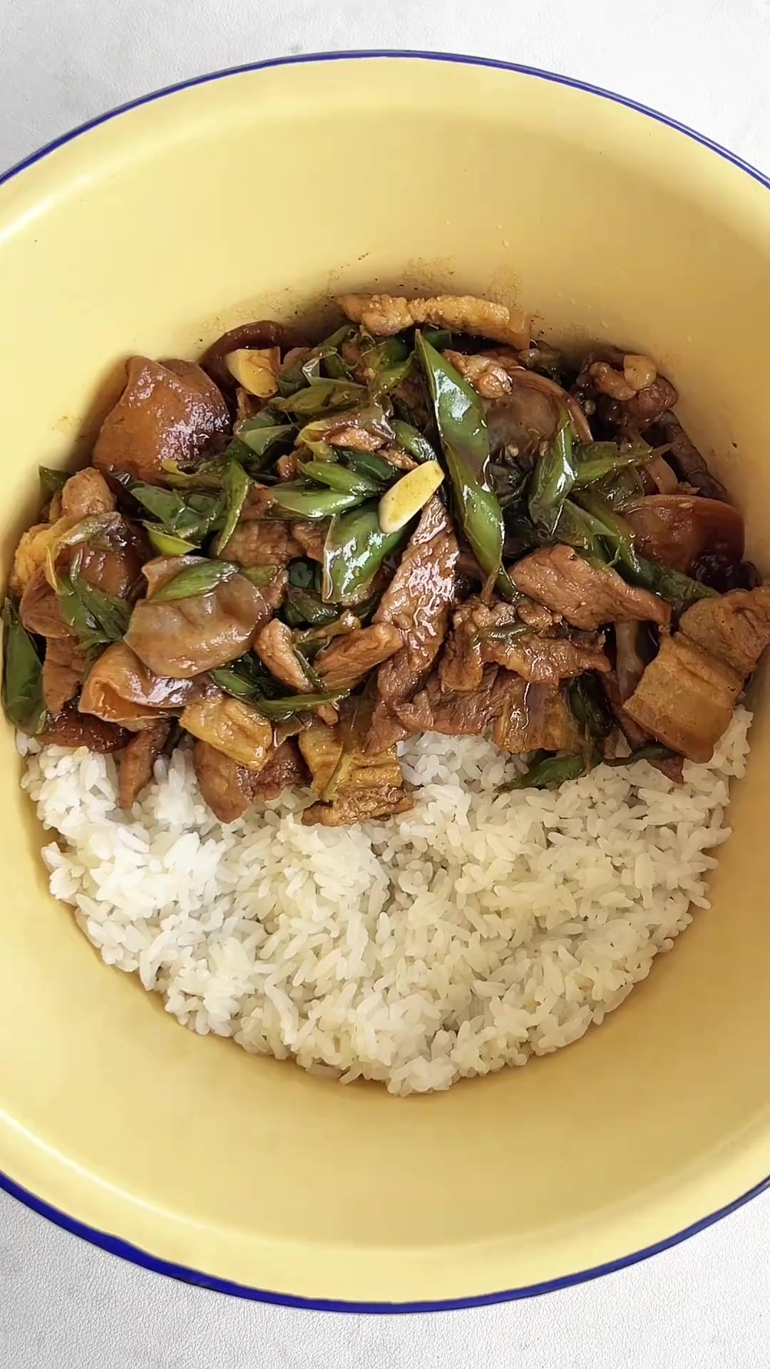 辣椒炒肉拌饭啊！