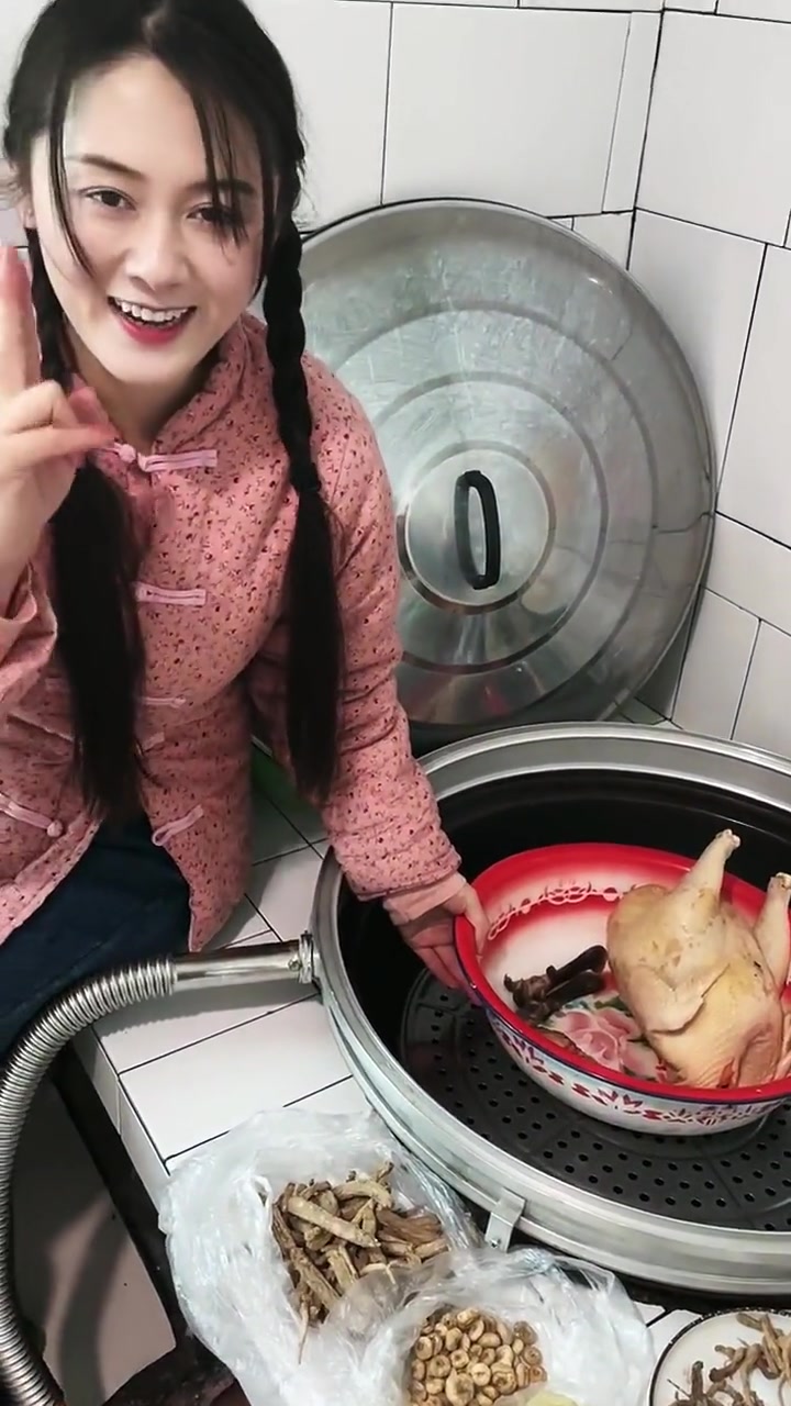 小时候家穷，冬日妈妈会蒸人参鸡汤