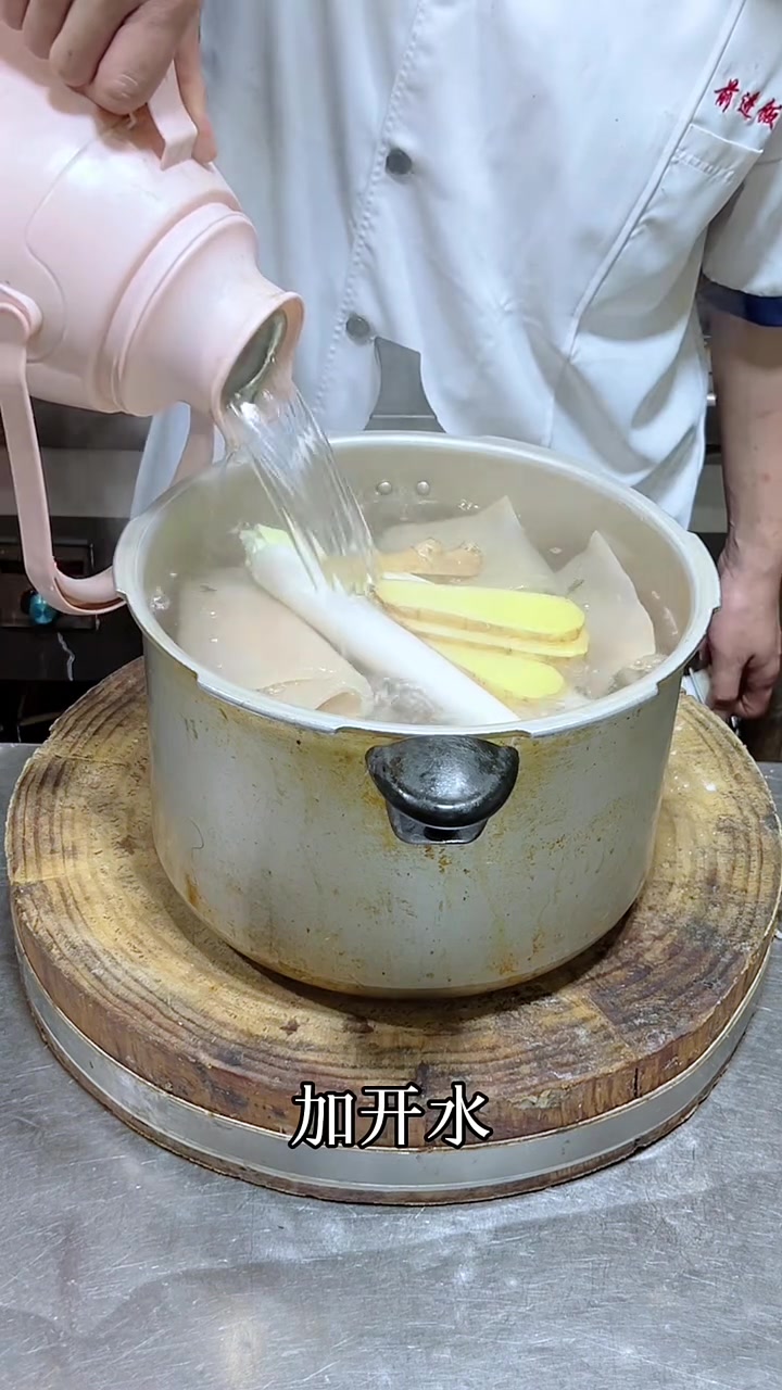 水晶肴肉也俗称水晶肘子!