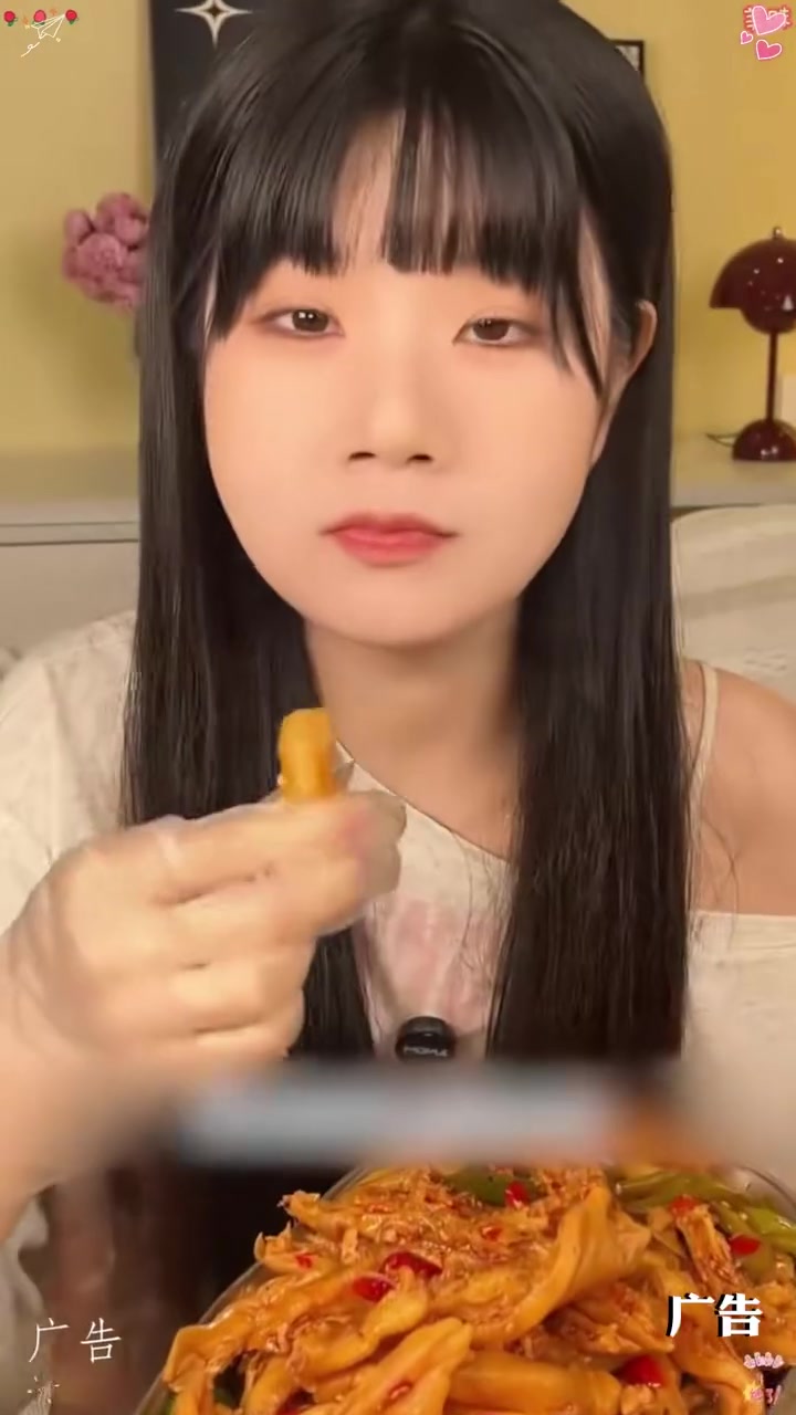 酸辣 无骨鸭掌 也太太太好吃了！咯吱咯吱的口感好过瘾啊，好吃解馋还便宜 追剧小零食 零食推