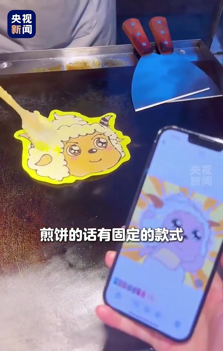 近日,四川成都,一位售卖煎饼的女摊主火了。她将美食与艺术结合,通过巧克力勾勒框架,再用鸡蛋