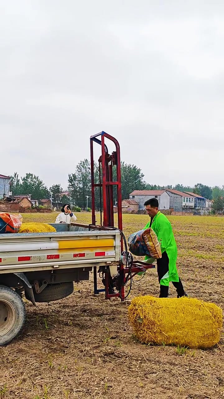 这样装货车高栏再也不怕了,往上一放轻松装上车,24伏电瓶带的草捆装车神器玉米秸秆装车神器