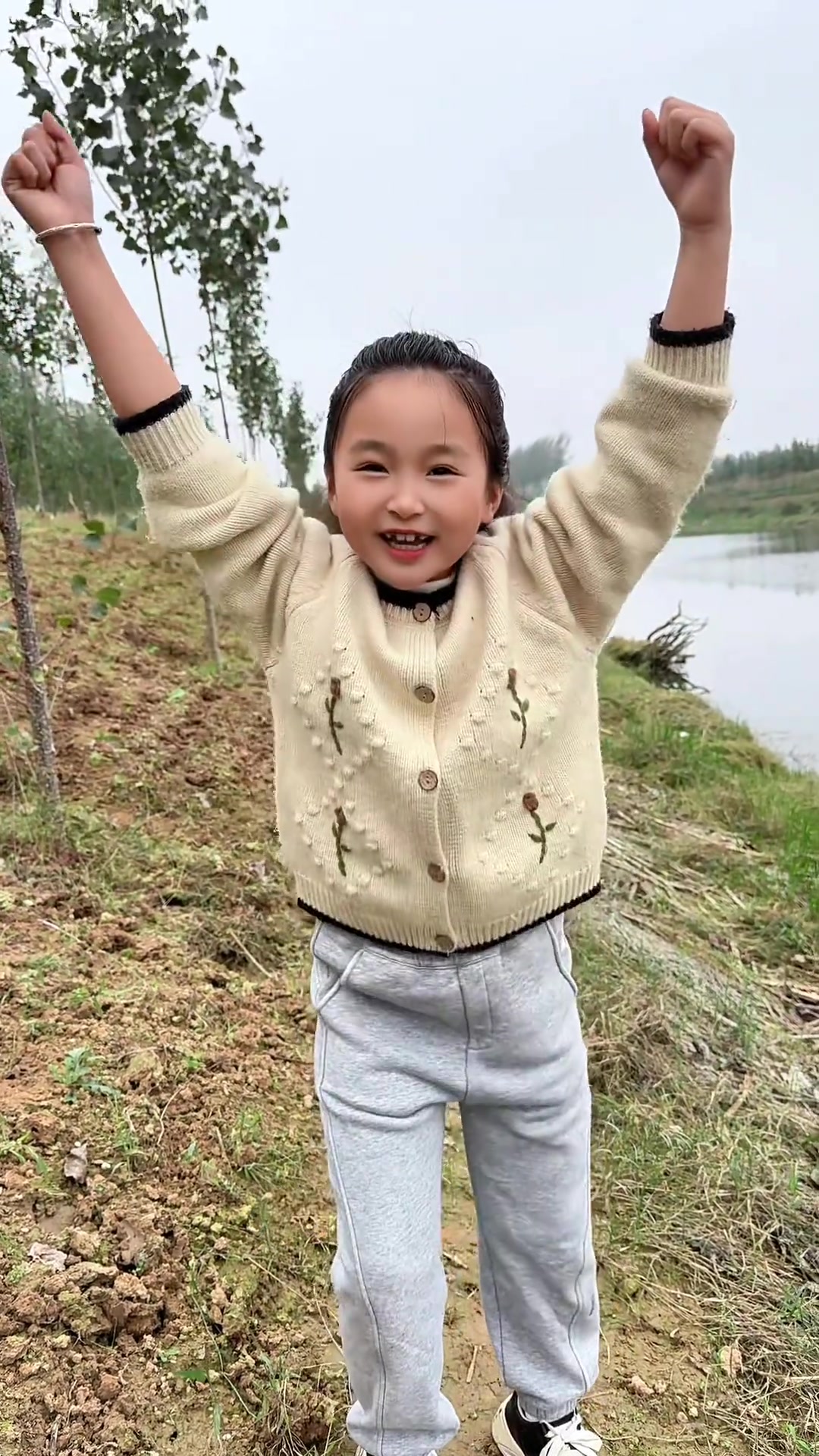 萌娃钓鱼的搞笑日常,骗你生女儿