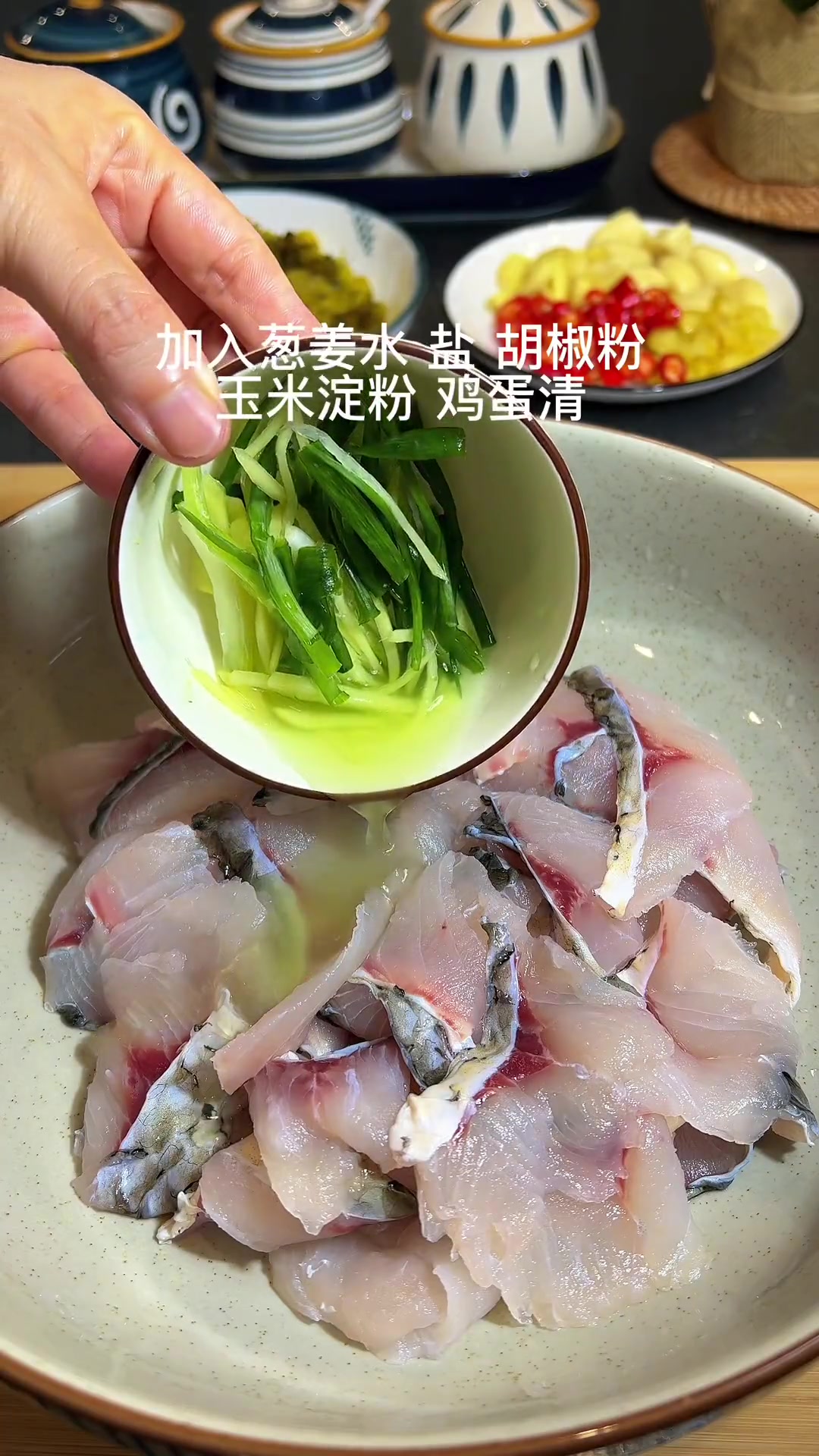 老公想吃酸菜鱼片，二十元草鱼在家做，味不输饭店