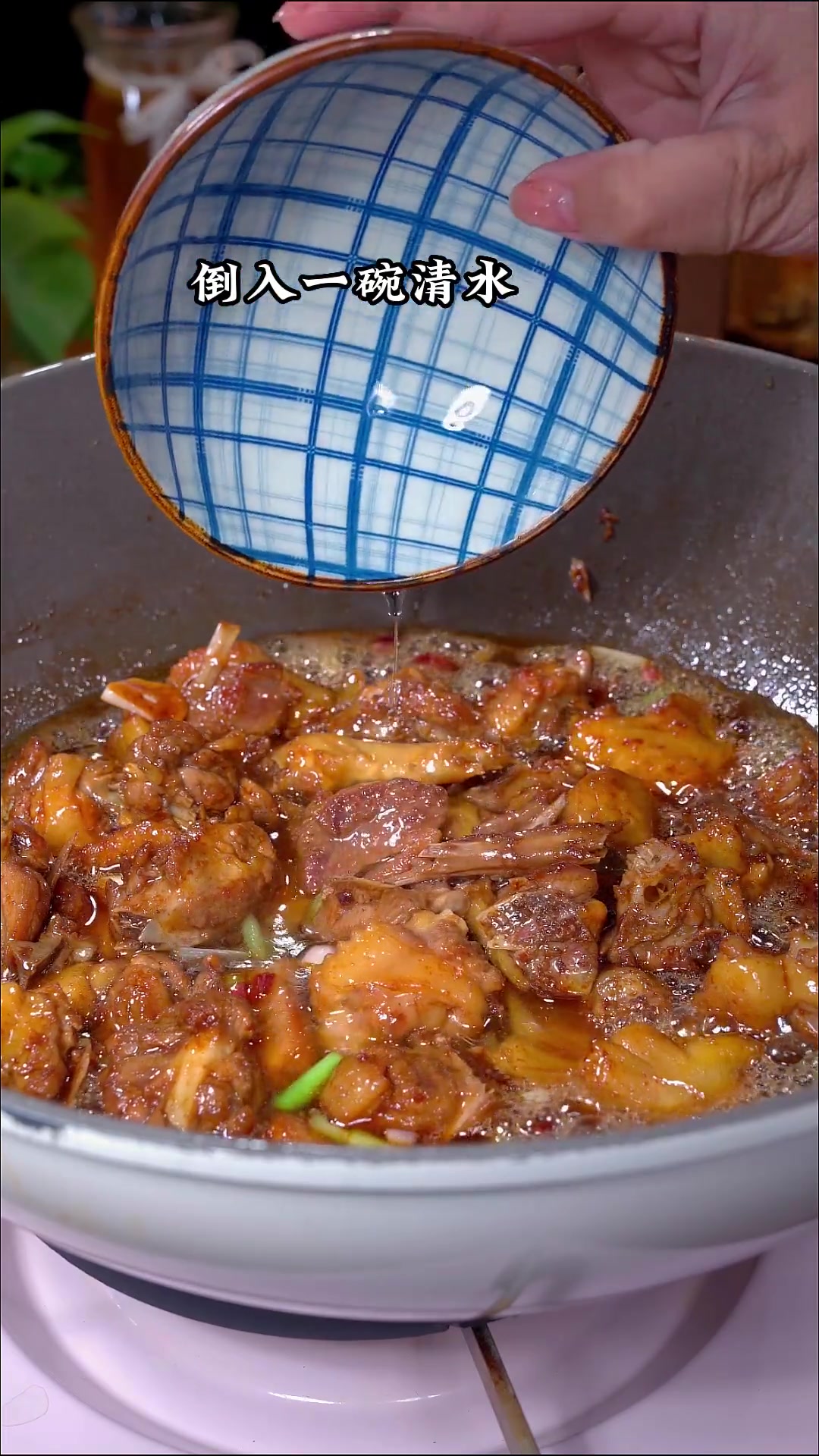 这样做的菠萝炒鸭肉,超下饭,三碗米饭不够