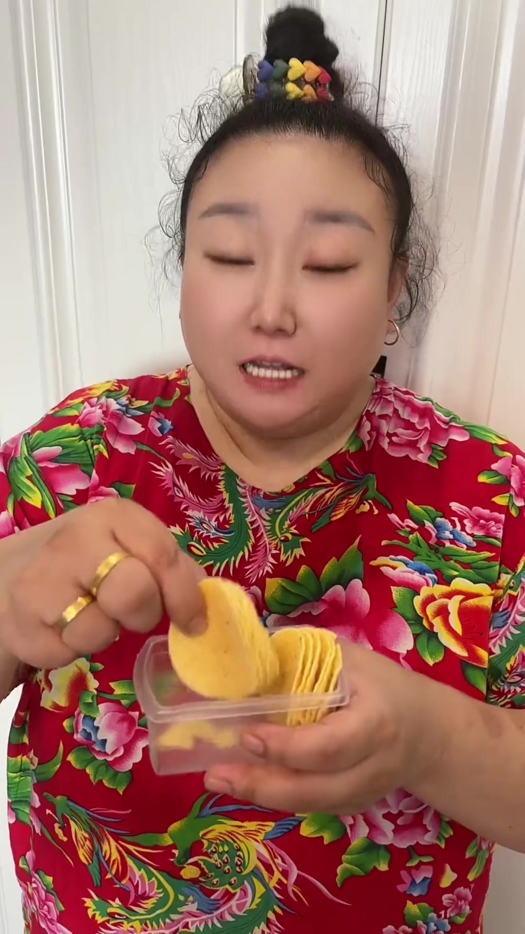 全吃掉表情包里的薯片，里面就没薯片啦！